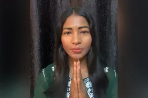 इंदौर वायरल गर्ल ने अर्धनग्न कपड़े पहनने पर मांगी माफी, लोग हैं खिलाफ…