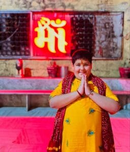 स्वामी राम भद्राचार्य ने लगाई अभिनव अरोड़ा की क्लास , कहा “मूर्ख” :