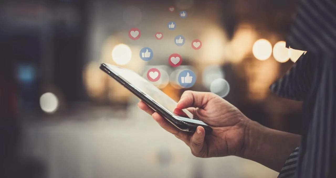 “Influencer Trust Crisis: क्या हम अभी भी इंफ्लुएंसर्स पर भरोसा कर सकते हैं?”